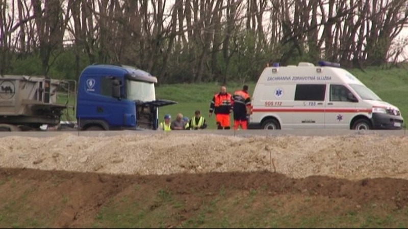 Nehoda na stavenisku, robotník pod autom